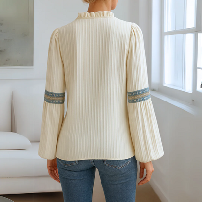 Petra™ | Blusa de encaje con escote en pico